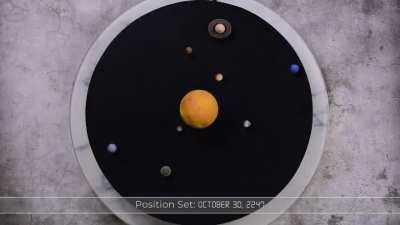 В США начали выпускать миниатюрные модели Солнечной системы. Планеты не просто парят над подставкой, а кружатся вокруг Солнца, а оно в свою очередь ещё и светится. 