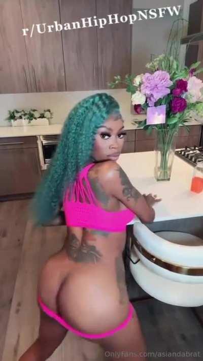 Twerking with pasties 💓🦋