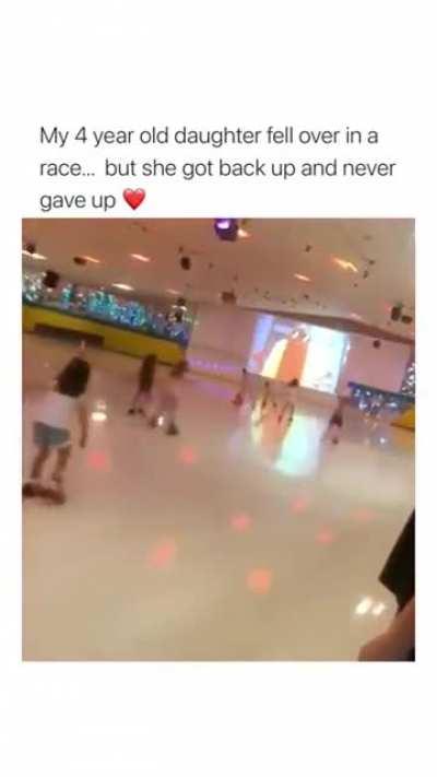 4yr old falls at the start but then is motivated by her father and ends up winning