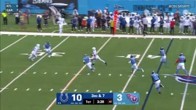 [Highlight] Daniel Jones makes something out of nothing for 17 yards