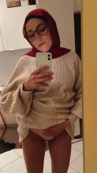 Raise your hand if you’d fuck an Arab girl like me😋