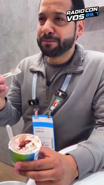 Mandale este video a esa que dijo que iba a salir con vos el dia que inventen el helado de morcilla: