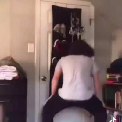 bro does it better than most girls i know *bites lip*