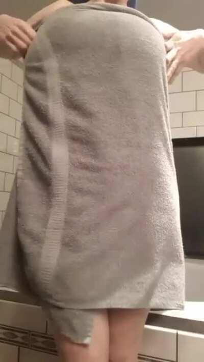 [39F] All fresh and clean: towel drop reveal!