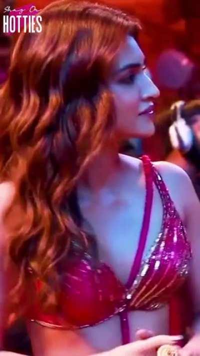 🔥Shraddha Kapoor + Kriti Sanon🔥 they look hot even in behind the scenes footage.