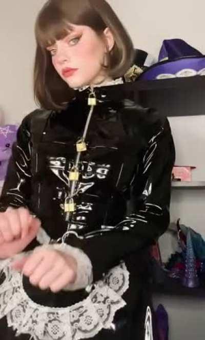 What can this squeaky shiny pvc maid do for you master? 🖤 (open redgif for sound!)