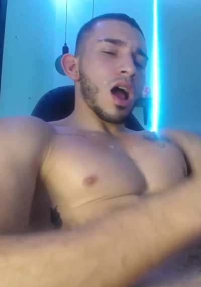 an advantage of big ears: if you shoot like that, they can protect the wall behind you