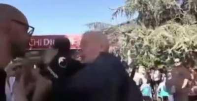 Il signore dovrà pure capire le stronzate che dicono, no?