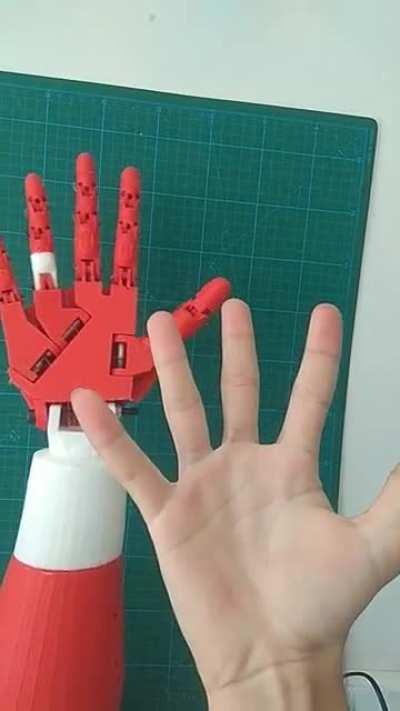 Robot elin yeni versiyonu bitti (nah çekmeyi fotoğraf olarak atacağım)