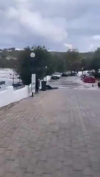 Seferhisar'da suyun yükseldiği anlara ait görüntü