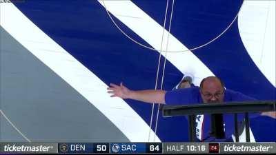 [Highlight] The Chin Balancer during the halftime show (Kings vs. Nuggets).