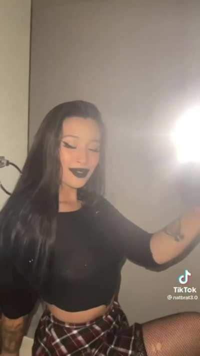 What color were her eyes? 👀