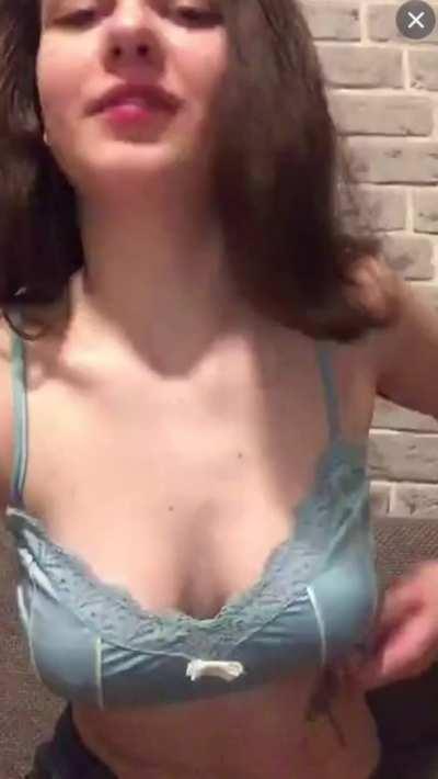 Hot streamer tried to fix her top