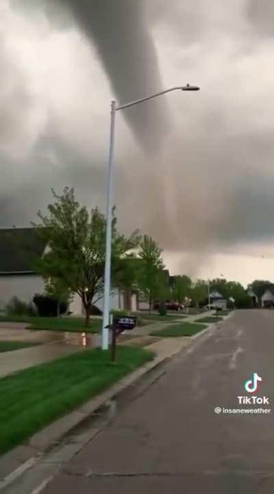 Man risks his life for awesome tornado footage