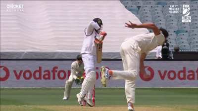 Jadeja avoids a zinger from Missile Starc