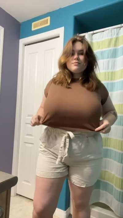 Good morning heres a titty drop and a little ass for youuu😜