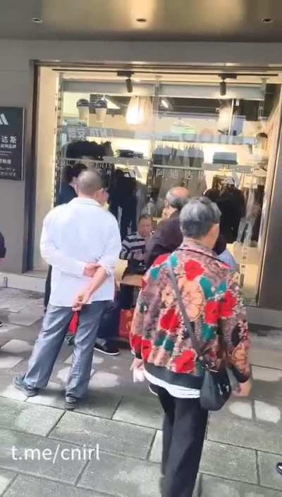 谁来评评理，这到底谁对呢？几个老年人在门市旁边打牌，一个不让打，一个非要在这打，