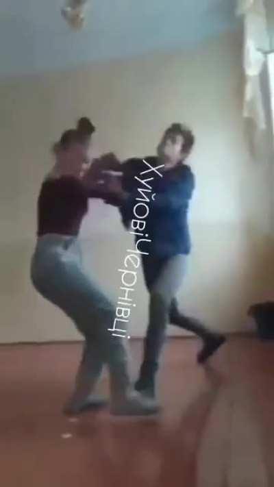 В Черновицкой области быдло-школьница решила продемонстрировать свою силу и доебалась до какого-то ботана. Только вот тихий паренёк оказался не терпилой и накидал самке в кабину.