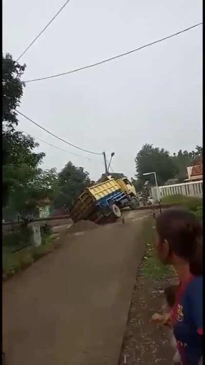 Incredibil cum a lovit trenul acel camion, trebuie văzut!