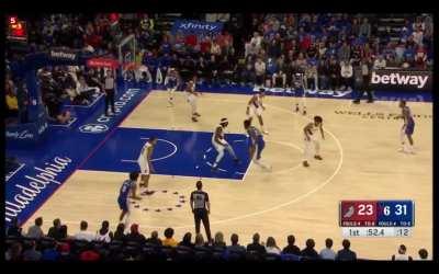[Highlight] Joel Embiid reads the floor, then calls his his own number for an effortless two