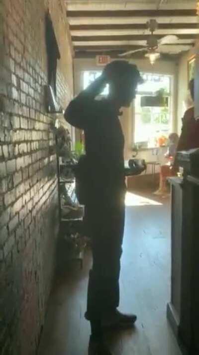 Anti-masker refuses to leave a coffee shop (Nashville)