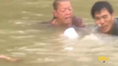 Man Saves Woman and her Dog Seconds Before Car Sinks in a Flood. 