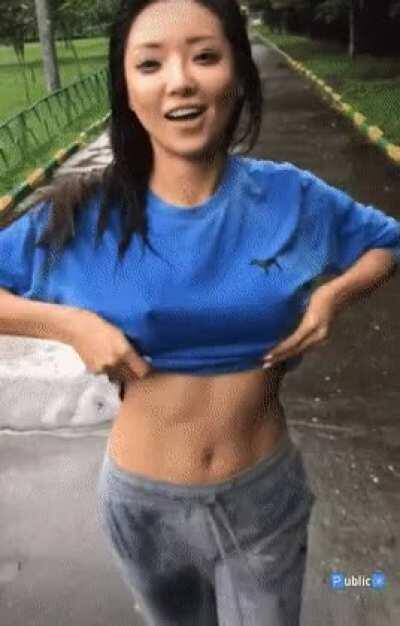 Азиатка в дождь светит своими сиськами