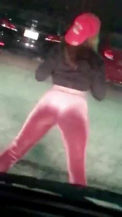 White girl makes it clap!!