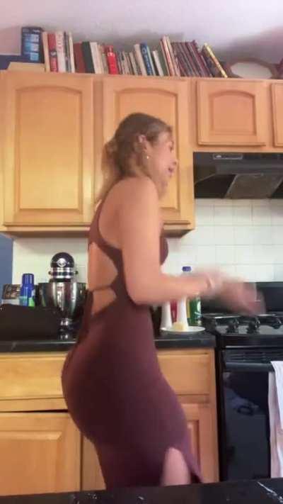 Dress making that thing poke out like crazy 🙏