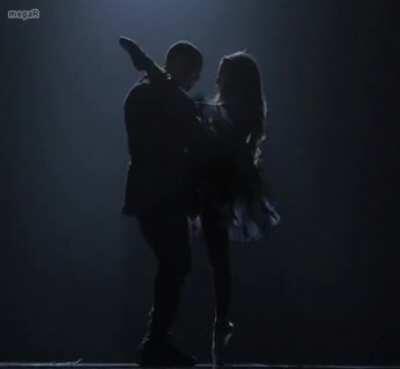 Ariana grande showing off that flexibility with chris brown 😍😍