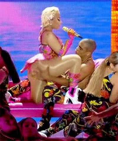 Nicki got the moves