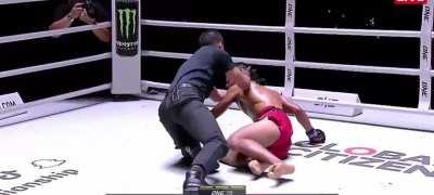 A thai fighter tries to taunt a 16 y.o fighter and wins a prize for it.