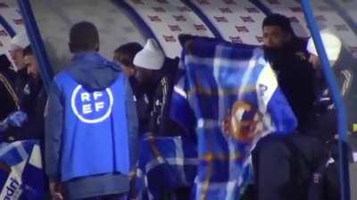 Bellingham rouba o cobertor duma criança e chama o garoto pra porrada. Esse é o ídolo de vocês?