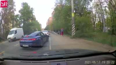 Porsche driver stops naughty mercedes