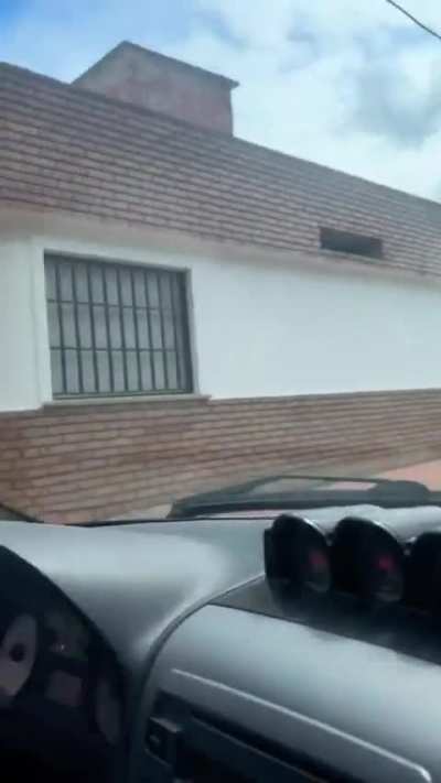 Córdoba: Presenció como le robaban el celular a un jubilado y lo recupero sin bajarse del auto