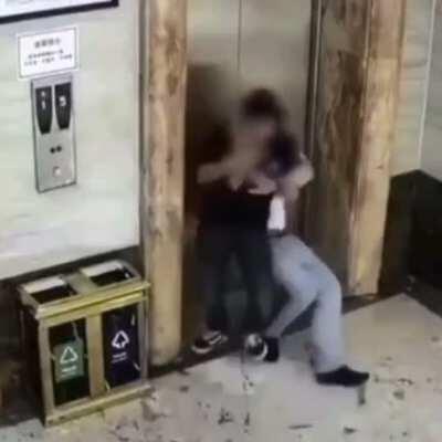 Ayuda a compadre borracho y se los carga la chingada a ambos. Peda de ultratumba?? Hoy en mundo enfermo y hipster