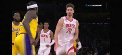 [Highlight] Sengun gets inspired by Showtime Lakers and drops a behind-the-back pass to Tate on the break for the easy finish.