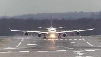 Attenborough voice: As the longboi stalks its prey, the little Dash 8 remains oblivious to its gaze, trying to just nail the centreline