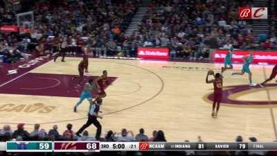 [Highlight] Donovan Mitchell gets the block on Oubre, as the refs miss an obvious violation