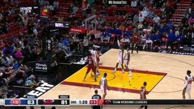 [Highlight] UD rolls to the basket and finishes the tough and-one with three defenders on him