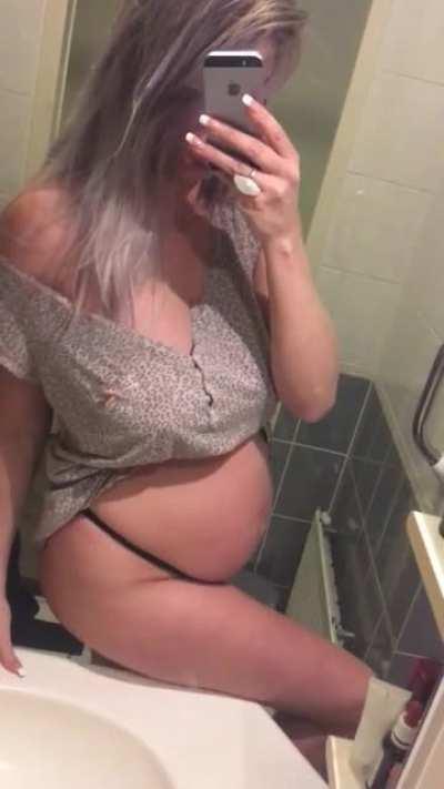 Tummy grows, as well as my tits😍