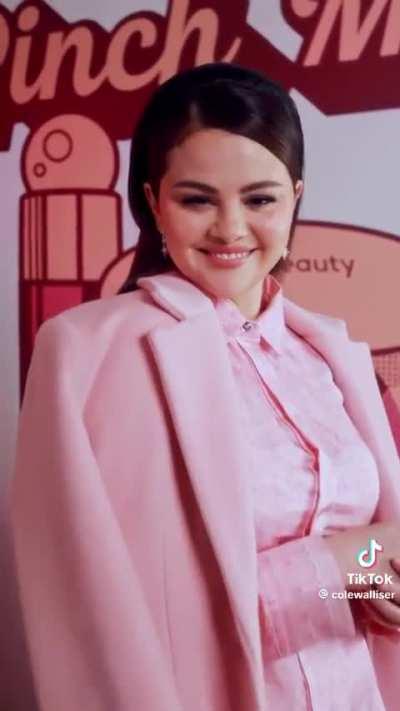 Selena and her necklace in slowmotion 