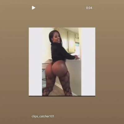 ANYONE KNOW WHO SHE IS?? COMMENT PLZ.