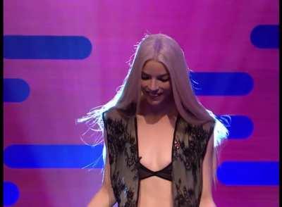 Sexy Anya on the Graham Norton show 💋