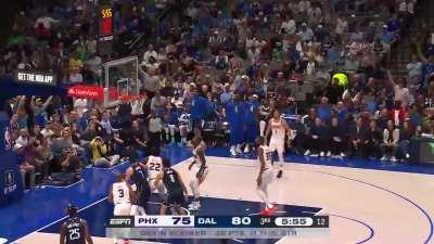 [Highlight] Kyrie with some sauce for the 3