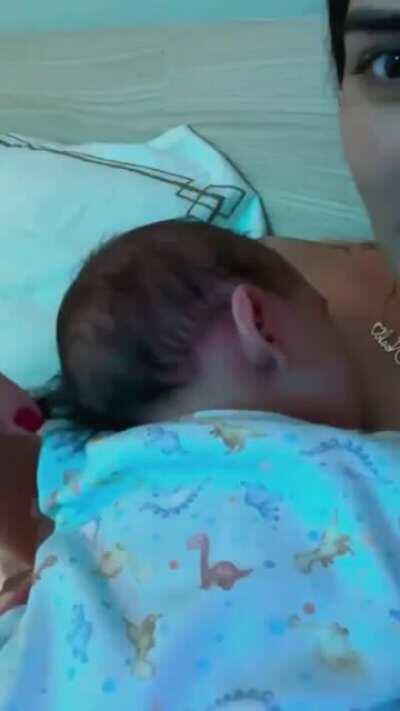 Sunaika Bruna (bico do mamilo abaixo da mão dela). NSFW/ADULTO