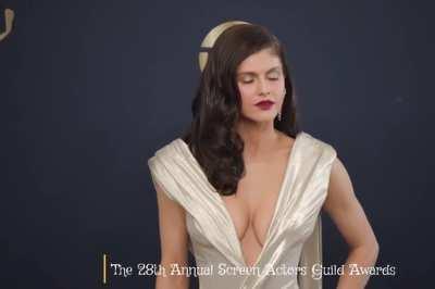 Alexandra Daddario, Cleavage and Leggy