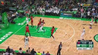 [Highlight] Grant Williams pulls the hesi out of nowhere and arouses the Celtics bench