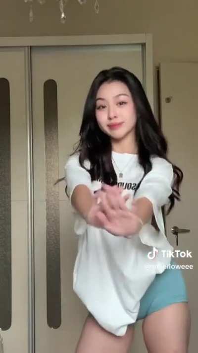 Moves them sexy hips 🍑🥵