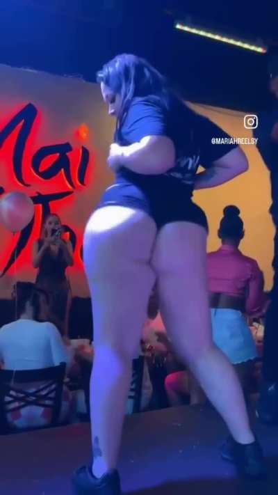 Thick pawg shaking ass in the club